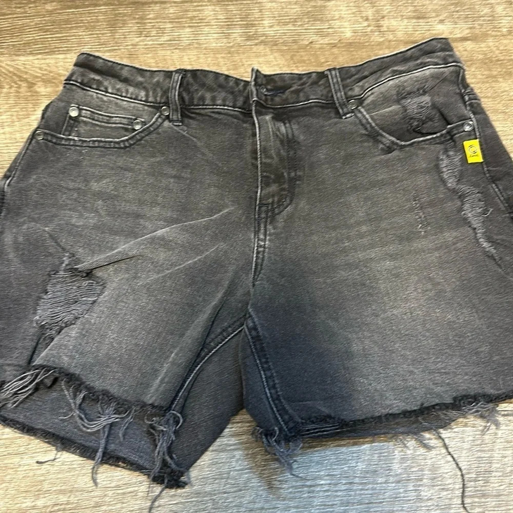 Bettina liano black distressed denimn jean shorts w‎ raw hem EUC**C